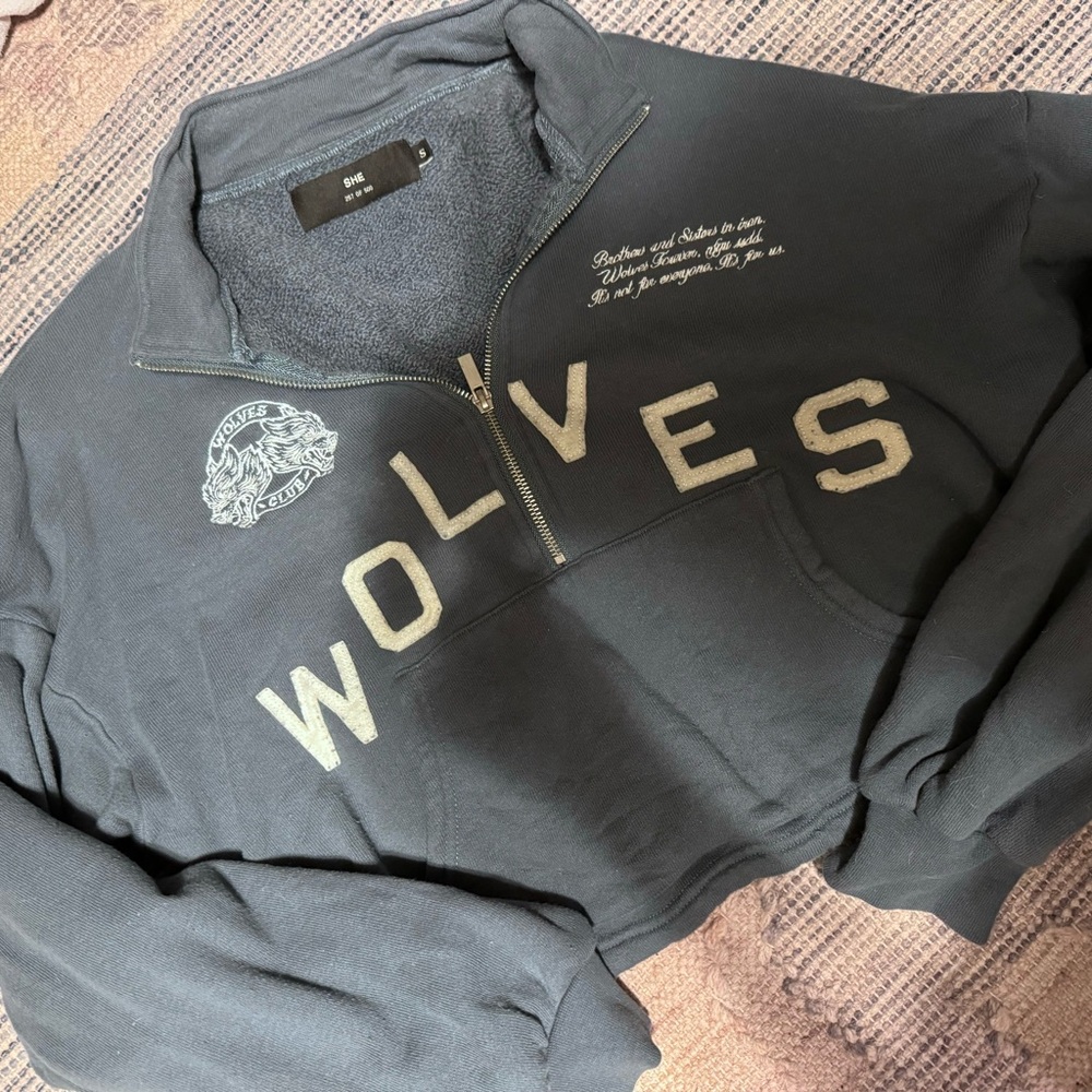 She wolves darc sports cropped zip up. Size small